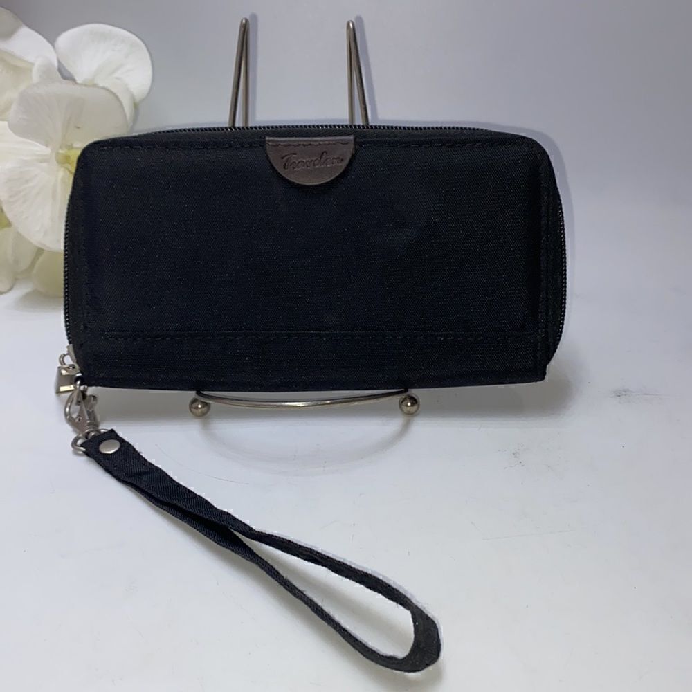 NEW Travelon Wristlet Zip-around Wallet Black